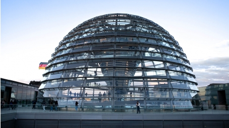 ... an der Kuppel überm Berliner Reichstag in Berlin